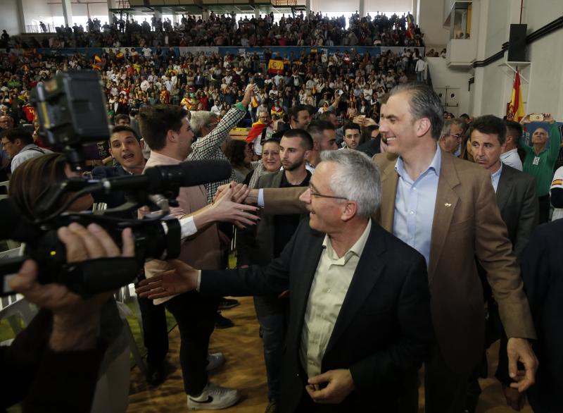 Unas 2.500 personas, según los cálculos de este periódico –los convocantes aumentaron la cifra hasta 3.000–, asistieron al pabellón de Ciudad Jardín de la capital para escuchar a los números uno y dos al Congreso por Málaga, Patricia Rueda y Rubén Manso, respectivamente, y a los dirigentes nacionales Javier Ortega Smith, secretario general del partido; José Antonio Ortega Lara, presidente honorífico de Vox; e Iván Espinosa de los Monteros, número tres de la lista por Madrid