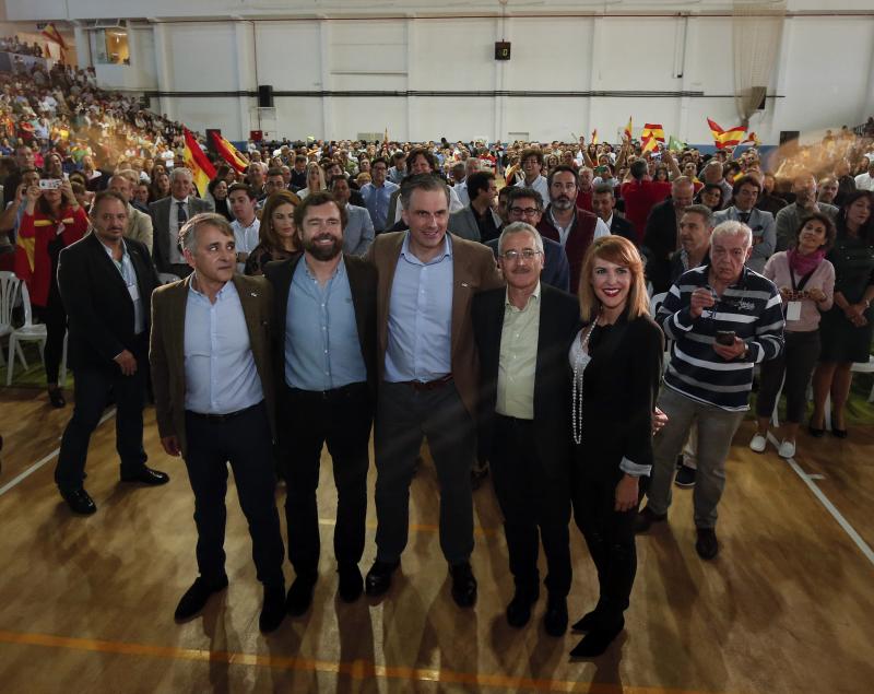 Unas 2.500 personas, según los cálculos de este periódico –los convocantes aumentaron la cifra hasta 3.000–, asistieron al pabellón de Ciudad Jardín de la capital para escuchar a los números uno y dos al Congreso por Málaga, Patricia Rueda y Rubén Manso, respectivamente, y a los dirigentes nacionales Javier Ortega Smith, secretario general del partido; José Antonio Ortega Lara, presidente honorífico de Vox; e Iván Espinosa de los Monteros, número tres de la lista por Madrid