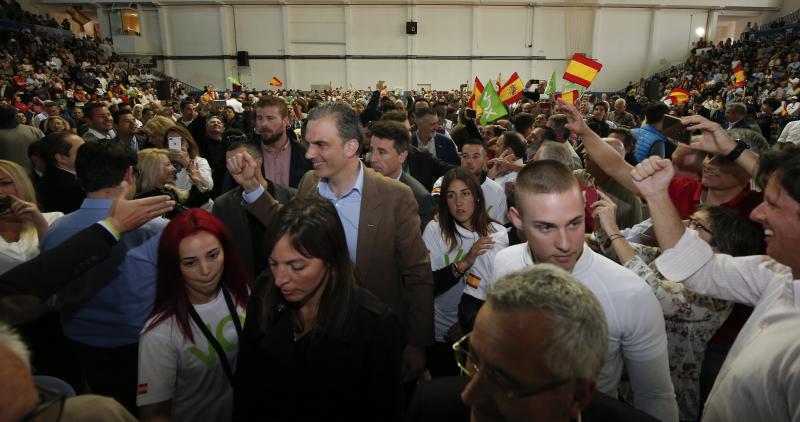 Unas 2.500 personas, según los cálculos de este periódico –los convocantes aumentaron la cifra hasta 3.000–, asistieron al pabellón de Ciudad Jardín de la capital para escuchar a los números uno y dos al Congreso por Málaga, Patricia Rueda y Rubén Manso, respectivamente, y a los dirigentes nacionales Javier Ortega Smith, secretario general del partido; José Antonio Ortega Lara, presidente honorífico de Vox; e Iván Espinosa de los Monteros, número tres de la lista por Madrid