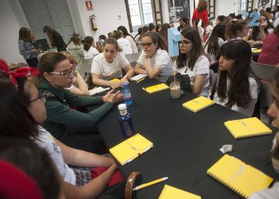 Imagen secundaria 1 - Arriba, María Sánchez. A la izquierda, Cristina Fernández y a la derecha, Sara García. 