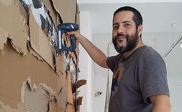 Darko, durante la elaboración de la pieza que preside el montaje en San Telmo. 