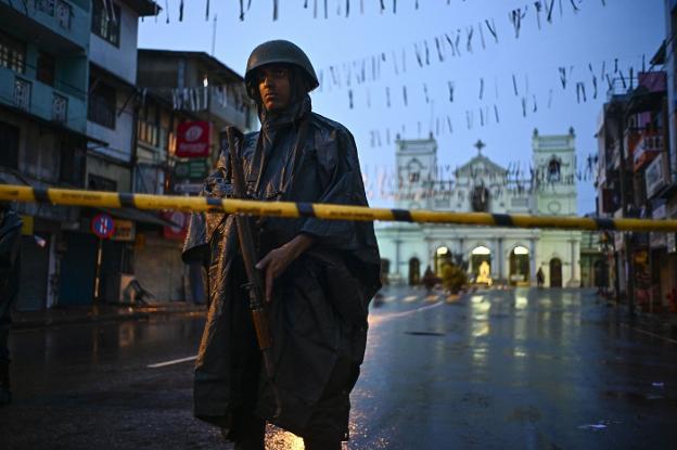 Un soldado del Ejército de Sri Lanka hace guardia en las inmediaciones del santuario de San Antonio, uno de los atacados en Colombo. :: AFP