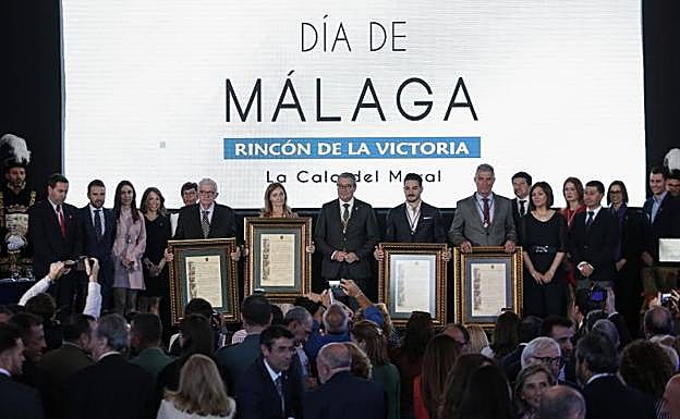 Foto de familia de los distinguidos. 