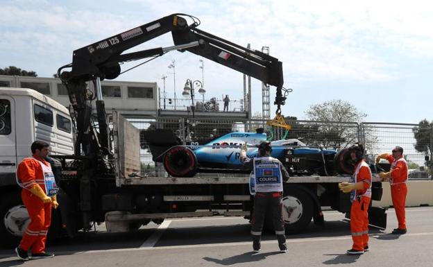 Una grúa retira el coche del británico George Russell tras el accidente que sufrió. 