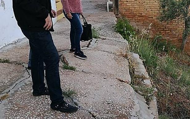 Imagen principal - Denuncian calles en malas condiciones y problemas de accesibilidad. Una de las papeleras colocadas.