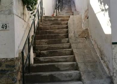 Imagen secundaria 1 - Denuncian calles en malas condiciones y problemas de accesibilidad. Una de las papeleras colocadas.