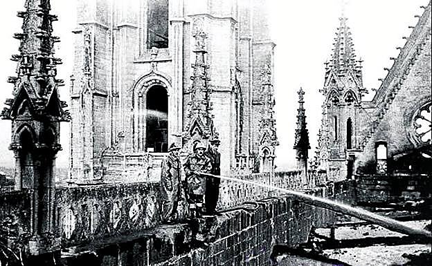 Imagen principal - Un rayo: La cubierta de la catedral de León ardió en 1966 debido a la caída de un rayo. El edificio no tenía seguro. Litigio: Royal Insurance trató de recuperar parte del dinero que pagó por el incendio del Liceo de Barcelona. No pudo conseguirlo. Indemnización: El incendio del pabellón de los Descubrimientos de la Expo de Sevilla le costó 600.000 euros al seguro. 