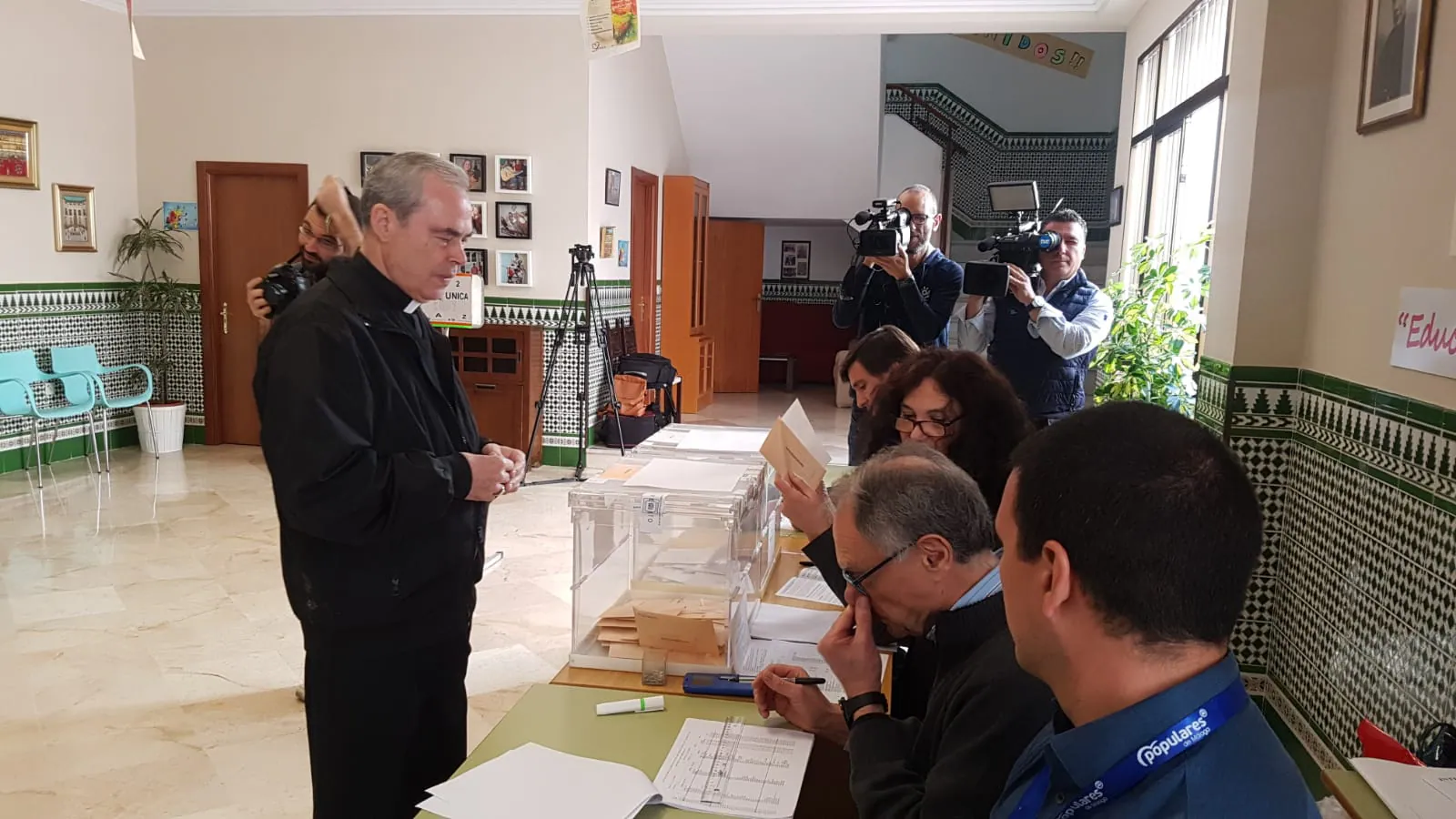 Él obispo de Málaga Jesús Catalá, ejerciendo su derecho a voto. 
