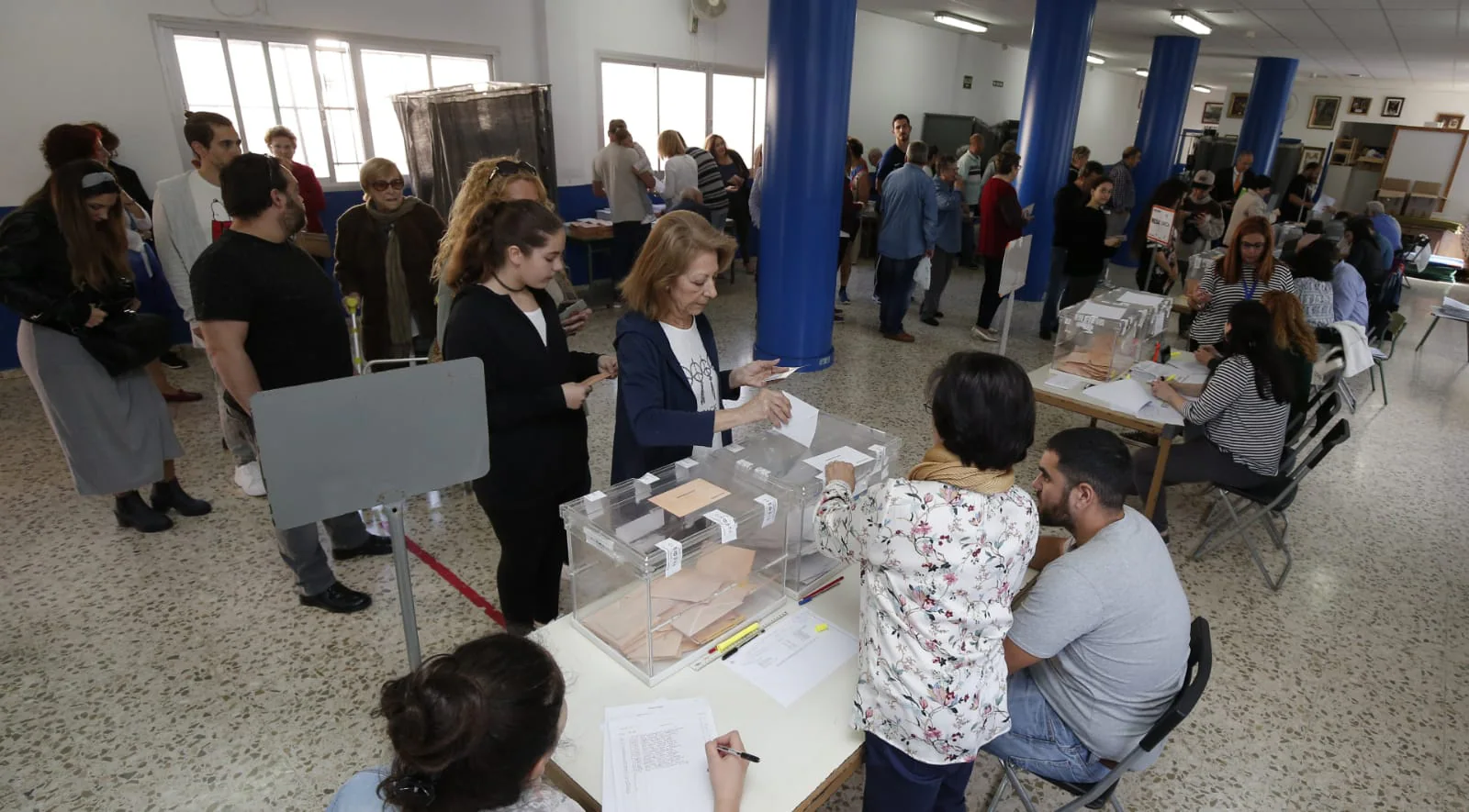 Colas para votar en el Colegio Rosario Moreno.