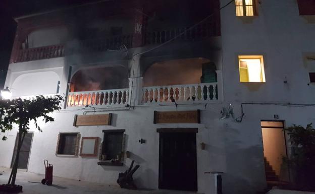 Imagen de la vivienda incendiada anoche en Canillas de Albaida