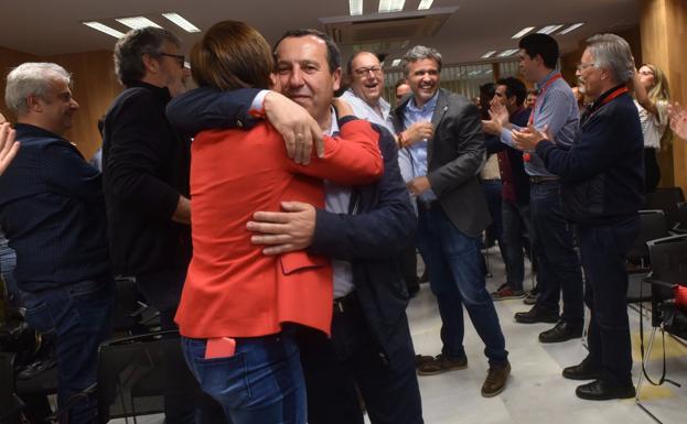 El secretario general socialista, José Luis Ruiz Espejo, se abraza a María Gámez y detrás Ignacio López recibe las felicitaciones. 
