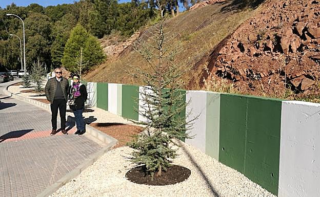 Rafael Garín y Chari Rivera junto a la zona que ha sido recientemente mejorada.