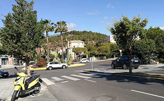 Imagen principal - Piden medidas de calmado de tráfico en Federico Fellini.. Acera en mal estado. Aparcamientos.