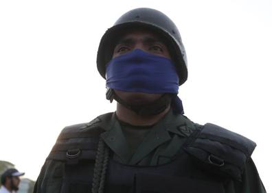 Imagen secundaria 1 - El significado de las cintas azules que usan algunos militares en la crisis de Venezuela