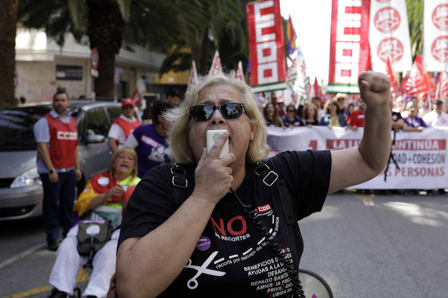 Miles de personas han participado en la manifestación del 1 de Mayo en Málaga, en la que se reivindicaba la recuperación de derechos y la derogación de la reforma laboral