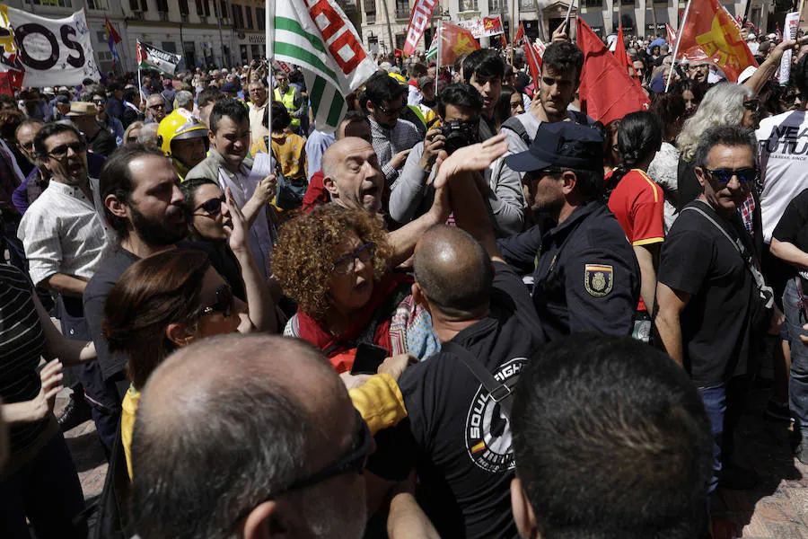 Miles de personas han participado en la manifestación del 1 de Mayo en Málaga, en la que se reivindicaba la recuperación de derechos y la derogación de la reforma laboral