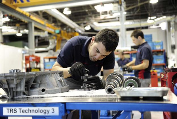Cadena de montaje de la fábrica de automóviles que Nissan tiene en Barcelona. :: Afp