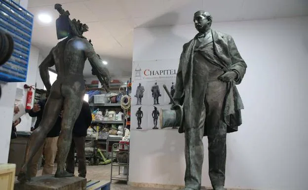 Las esculturas del marqués de Larios y la Alegoría del Trabajo en el taller de Chapitel, en Antequera. 