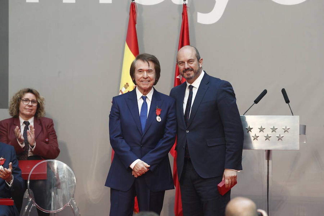 El cantante Raphael asiste en calidad de galardonado al acto de imposición de la Medalla de la Comunidad de Madrid.