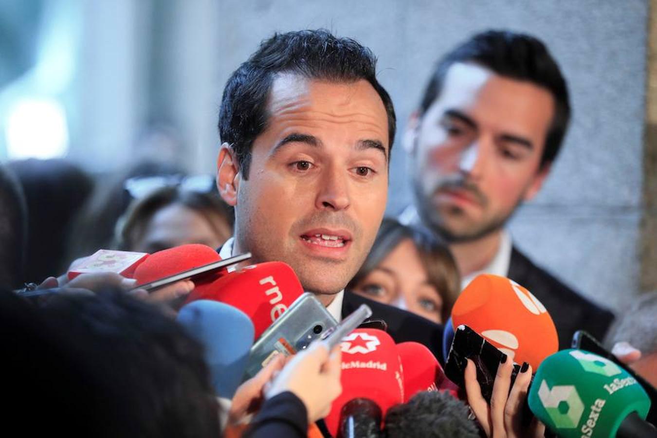 El candidato de Ciudadanos a la presidencia de la Comunidad de Madrid, Ignacio Aguado, hace declaraciones a los medios.