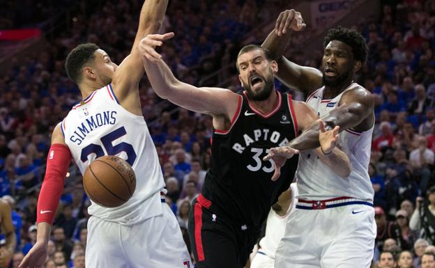 Marc Gasol (33) pierde el control de la bola al ser frenado por Joel Embiid (21) y Ben Simmons en el duelo entre Toronto y Philadelphia 76ers