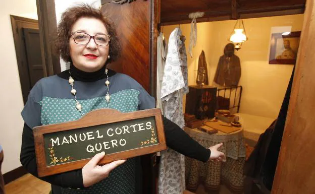 Imagen principal - Arriba, María de la Peña, junto a la recreación de la habitación en la que se escondió el Topo de Mijas. Abajo, a la izquierda, noticia en SUR el 13 de abril de 1969 de la salida de Manuel Cortés. A la izquierda, la habitación se encontraba tras un armario. 