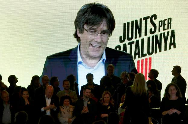 Puigdemont interviene por videoconferencia en un mitin de Junts per Catalunya. :: Toni Albir / efe