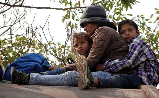 Imagen principal - Carga humana. Los polizones se instalan como pueden. Por delante quedan días sembrados de peligros. Nada garantiza llegar vivo o entero al final del camino, donde deberán enfrentarse a un nuevo reto: cruzar la frontera de Estados Unidos. No importa la edad. Una masa humana en la que se confunden brazos y piernas cabalga 'la bestia'. 