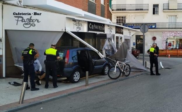 El vehículo ha invadido la acera y ha destrozado la terraza de un bar, que estaba cerrado. 