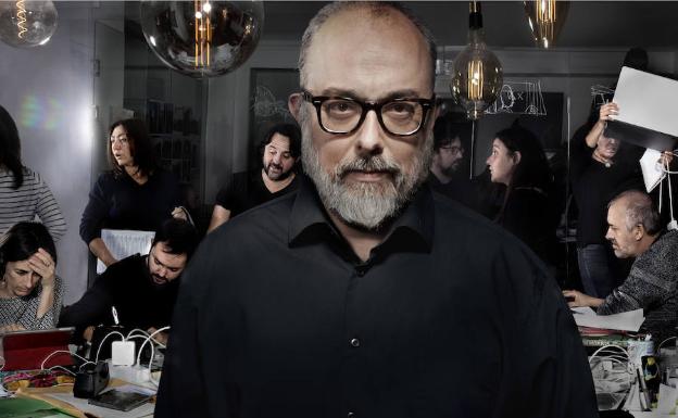 El director Álex de la Iglesia prepara su nueva serie con tintes de terror y comedia.