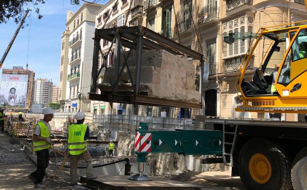 Trabajos para recolocar el tramo del muro en su posición original. 