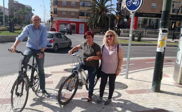 Eduardo Zorrilla, paqui Macías y Remedios Sánchez, en el carril bici de Juan XXIII