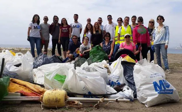 Retiran más de 87 kilos de residuos en la Playa de la Caleta