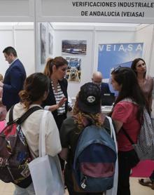 Imagen secundaria 2 - Autoridades asistentes a la presentación y algunos stands en la Feria. 