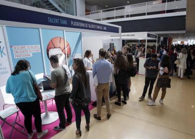 Imagen secundaria 1 - Autoridades asistentes a la presentación y algunos stands en la Feria. 