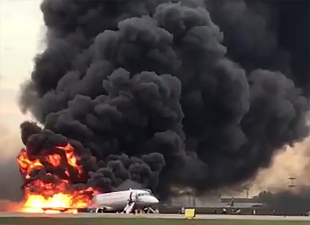 El Sujói Superjet-100, con la cola en llamas después del aterrizaje de emergencia en el aeropuerto Sheremétievo de Moscú. :: afp