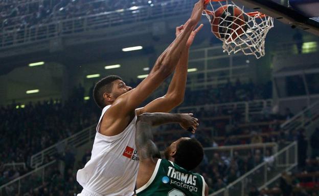 Walter Tavares machaca el aro en uno de los partidos de cuartos ante el Panathinaikos. 