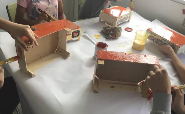 Los alumnos pintaron las cajas de diferentes colores. 