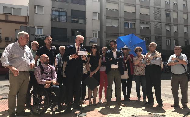 De la Torre junto a vecinos e integrantes de la candidatura, esta mañana en la calle Eugenio Gross.