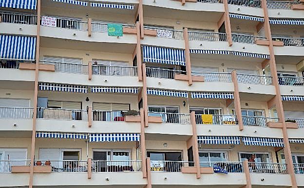 Edificio de Marbella con varios carteles de alquiler. 