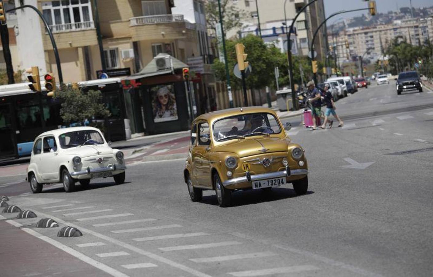 Una veintena de coches antiguos participan en la IV Caravana Solidaria que organiza el Museo Automovilístico con fines benéficos