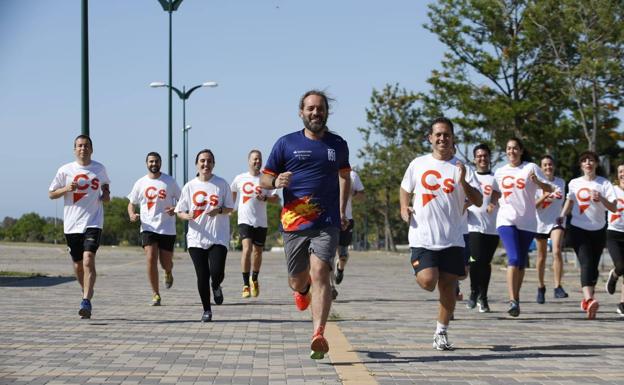 Cassá y Paradas Romero, junto a otros integrantes de la lista, corriendo junto al estado de atletismo.