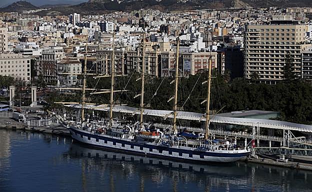 El 'Royal Clipper', atracado en el Palmeral, está considerado como el velero más grande del mundo. 