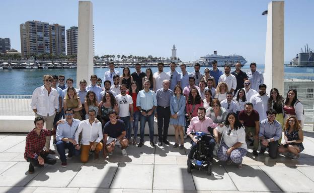 De la Torre y Bendodo junto a integrantes de Nuevas Generaciones, esta mañana en Muelle Uno.