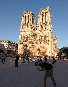 Imagen secundaria 2 - Arriba, en el paseo marítimo de Split. El viaje permite conocer a jóvenes, y no tan jóvenes, de distintos países. A la derecha, en la catedral de Notre Dame, antes del incendio. 