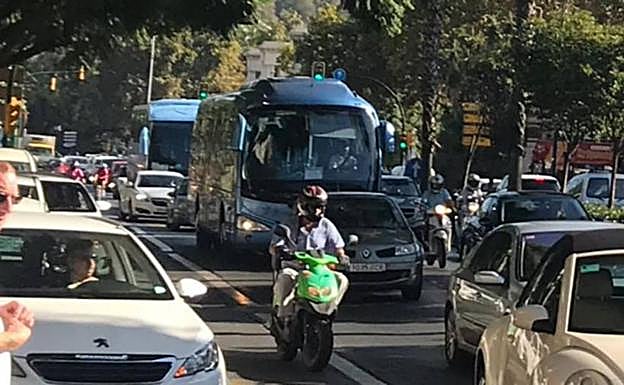 La avenida Manuel Agustín Heredia soporta un intenso tráfico a causa de las obras de la Alameda.