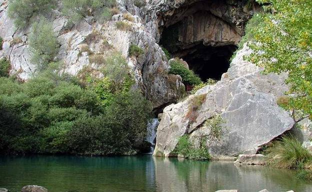 Trabajan en la reposición del puente de la Cueva del Gato de Benaoján