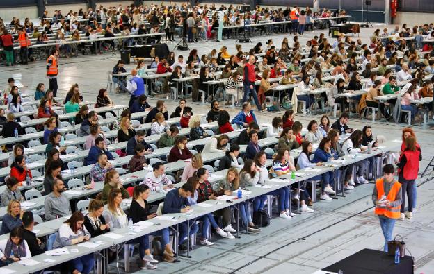 Cientos de personas esperan para comenzar la oposición de enfermería en Gijón. :: Alberto Morante / efe