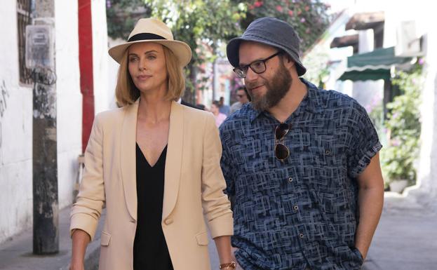 Charlize Theron y Seth Rogen en 'Casi imposible'.