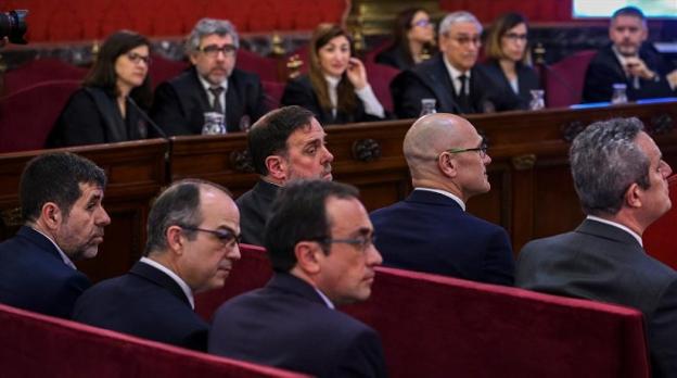 Sobre estas líneas, los diputados electos Jordi Sànchez, Jordi Turull y Josep Rull, en la primera sesión del juicio del 'procés' que se celebra en el Tribunal Supremo; en el banco anterior a ellos, Oriol Junqueras y el senador electo Raül Romeva. :: emilio naranjo / efe